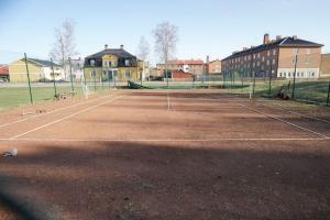 a tennis court with a net on top of it at Lägenhetshotell i Sveg in Sveg