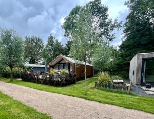 a tiny house in the middle of a yard at Daalders Plakkie in Elahuizen