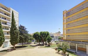 Blick auf zwei Gebäude und Bäume in einem Park in der Unterkunft NUEVO piso centro Torre del Mar in Torre del Mar
