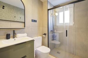 ein Badezimmer mit Dusche, Toilette und Waschbecken in der Unterkunft NUEVO piso centro Torre del Mar in Torre del Mar + 22 Fotos