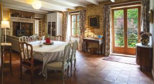 a kitchen and dining room with a table and chairs at Authentique Maison familiale en Périgord Pourpre in Lembras