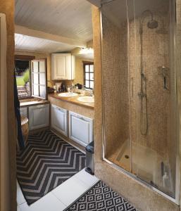 a bathroom with a shower and a sink at Authentique Maison familiale en Périgord Pourpre in Lembras