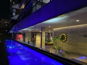 a building with a swimming pool at night at Studio Oscar Freire, linda vista de SP!1716 in Sao Paulo