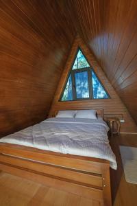 Voodi või voodid majutusasutuse Seaside Chalet Guruli Kokhebi toas