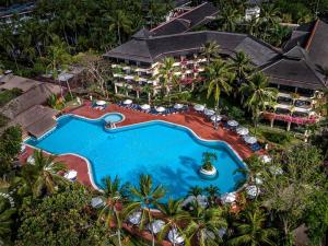 una vista aérea de un complejo con piscina en Prama Sanur Beach Bali en Sanur