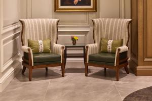 due sedie e un tavolo con un vaso di fiori di The Whitley, a Luxury Collection Hotel, Atlanta Buckhead ad Atlanta