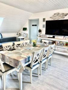 TV a/nebo společenská místnost v ubytování Tünde NENE Apartman
