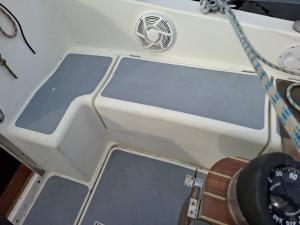 una puerta en un barco con una cuerda en Jacht w Marinie Jastarnia, en Jastarnia 17 fotos más