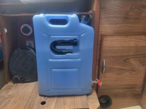 Una caja de herramientas azul junto a una puerta en Jacht w Marinie Jastarnia, en Jastarnia