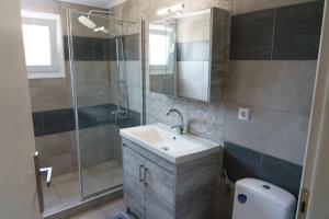 Phòng tắm tại Kanalaki Peaceful Haven - Your Cozy Retreat +19 ảnh