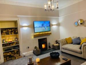 TV a/nebo společenská místnost v ubytování Monkton Road Prestwick - Golf Open 24