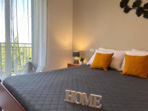 a bedroom with a bed with a home sign on it at villa Giò in Racalmuto