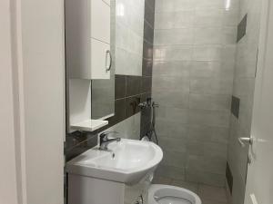 une salle de bain avec un lavabo et des toilettes dans l'établissement Villa Lira, à Ohrid 65 autres photos