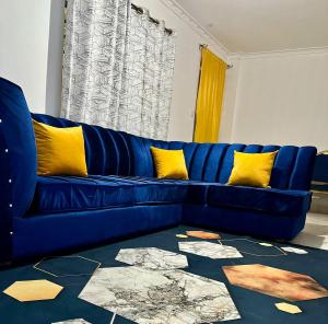 Et sittehjørne på Stelvic Luxurious 1 bedroom Airbnb Thika