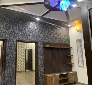 hol z pomieszczeniem z sufitem w obiekcie Flashyy-The Best for Less w mieście Lahaur