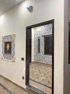 drzwi do pokoju z podłogą wyłożoną kafelkami w obiekcie Flashyy-The Best for Less w mieście Lahaur