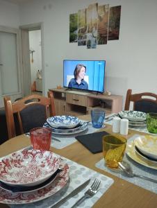 TV a/nebo společenská místnost v ubytování Apartman Bojković