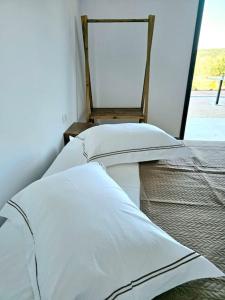 Postel nebo postele na pokoji v ubytování Ambelas Getaways