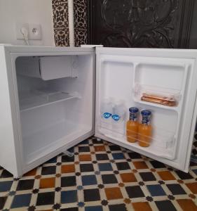 un frigorifero aperto con bottiglie d'acqua e latte di Riad EL Manantial,Patrimonio del S XIX a Tétouan