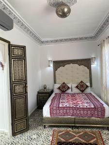 1 dormitorio con 1 cama grande en una habitación en Zoco Riad, en Tánger