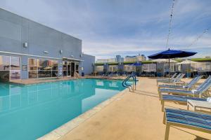 a large swimming pool with chairs and an umbrella at Diamond Suite at Platinum Hotel in Las Vegas