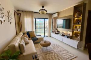 a living room with a couch and a television at Disfruta el Lujo & Descanso en Apartamento 2 Hab. in Punta Cana