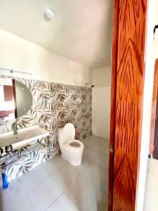 y baño con aseo y lavamanos. en Summit Resorts (Republika Central), en Abbottābād