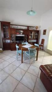 a living room with a table and chairs and a couch at casa vacanze Luisa in Lazzeretto