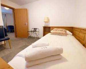 Postel nebo postele na pokoji v ubytování Chesa Bernina