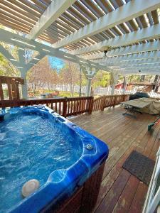 Hồ bơi trong/gần Hillcrest HappyNest - Hot tub, fire pit, gas grill