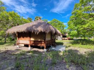 une petite cabane au toit de chaume dans l'établissement Wajonata Sumba, à Baing