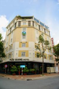 un gran edificio amarillo con un cartel. en Hau Giang Hotel, en Can Tho