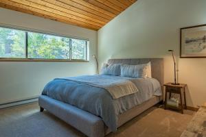 a bedroom with a bed and two windows at Bridgepoint Condo 30 in Ketchum
