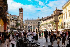 a crowd of people walking down a busy city street at Ospitaria-Suite Sant'Anastasia in Verona