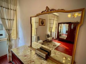 een slaapkamer met een grote spiegel en een dressoir bij L'ENCANTO DE LUNA -Una Casa Autentica Comacchiese in Comacchio