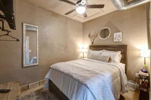 een slaapkamer met een bed en een plafondventilator bij Belle Plain Inn in Baird