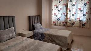 Postel nebo postele na pokoji v ubytování complexe al massira imm 13 n 6 etg 2