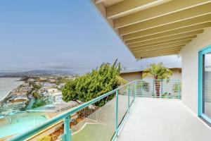 丹纳岬Dana Point Oceanfront Amazing Views STR14-0128的可欣赏海景的阳台