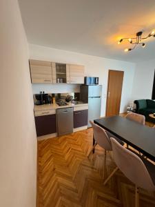 une cuisine et une salle à manger avec une table et des chaises dans l'établissement Penthouse Apartment, à Crikvenica