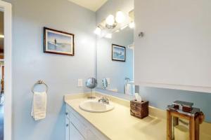 丹纳岬Dana Point Oceanfront Amazing Views STR14-0128的带水槽和镜子的浴室