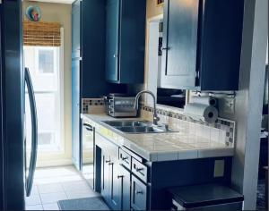 Dana Point Oceanfront Amazing Views STR14-0128的厨房或小厨房