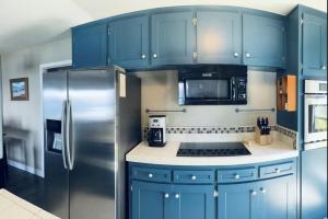 Dana Point Oceanfront Amazing Views STR14-0128的厨房或小厨房