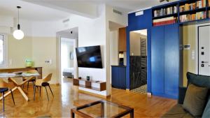 Televízia a/alebo spoločenská miestnosť v ubytovaní Smart and Elegant home in the centre of Athens