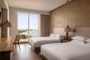 Postel nebo postele na pokoji v ubytování Santa Marta Marriott Resort Playa Dormida