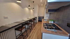 Η κουζίνα ή μικρή κουζίνα στο Orlando Rooms