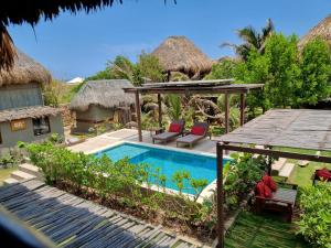 uma imagem de uma villa com piscina em Kite Eco House Salinas del rey em Salina de Rey