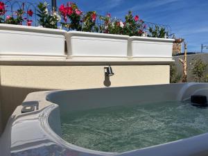 Imagine din galeria proprietății Luxury House & Spa in Baia Turchese vasca idromassaggio riscaldata con cromoterapia în Murta Maria