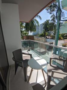 balcón con mesa, sillas y vistas a la ciudad en Dreimar Hotel Boutique, en Cartagena de Indias