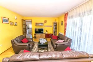 Televízia a/alebo spoločenská miestnosť v ubytovaní Apartment Leo