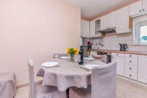 Kuchyňa alebo kuchynka v ubytovaní Apartment Leo